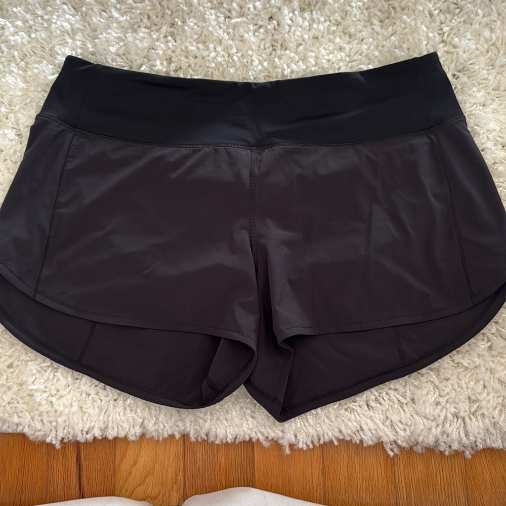 Black Lululemon Speed it up shorts!